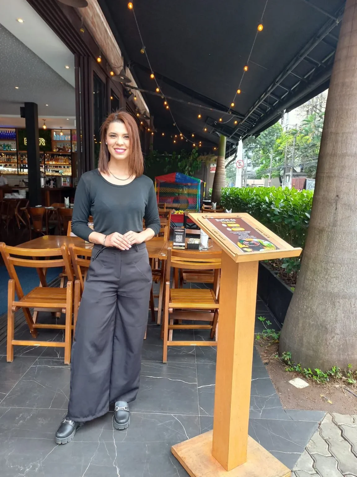 Hostess Fazendo Recepção de Evento