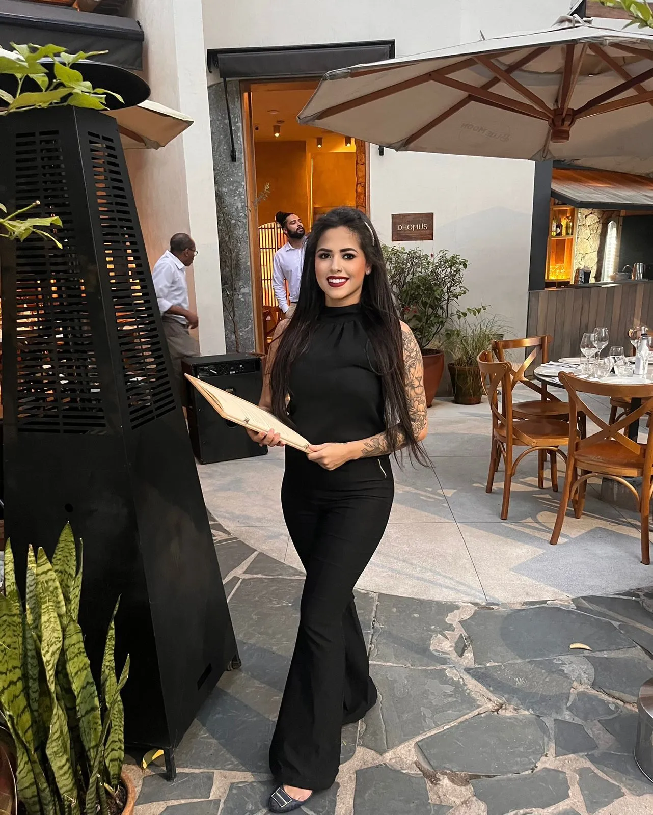 Hostess Fazendo Recepção de Evento