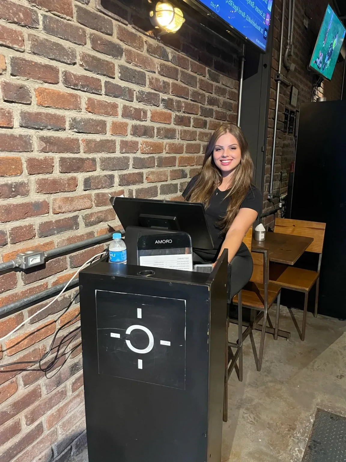 Hostess Fazendo Recepção de Evento